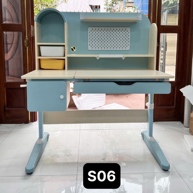 Bàn học S06 với nhiều tính năng thông minh, hỗ trợ cho việc học tập của trẻ tốt hơn BH075